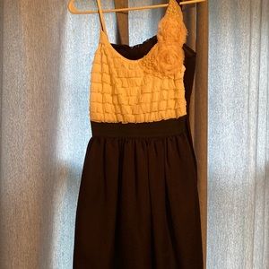 Short white and black dress